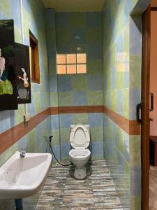 een badkamer met toilet en wastafel bij Stay here at pai in Pai