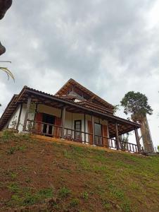 una casa situada en la cima de una colina en condominio recanto dos passaros i, en Jacareí