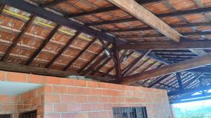 un techo de madera sobre una pared de ladrillo en condominio recanto dos passaros i, en Jacareí