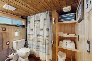 Un baño con inodoro y ducha en Cle Elum Lake Escape, en Driftwood Acres 13 fotos más