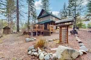 una gran casa de madera en medio de un bosque en Cle Elum Lake Escape, en Driftwood Acres