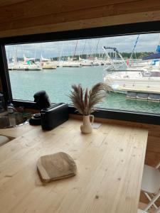 un bureau avec une fenêtre donnant sur un port de plaisance dans l'établissement Bateau Lac du Der - Chantecoq - Navigation,  2 autres photos