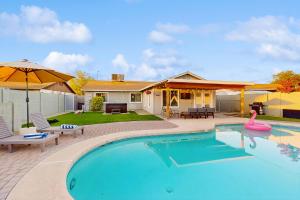 Una piscina con un flamenco rosa en un patio trasero. en Tempe Comfort Haven, en Tempe