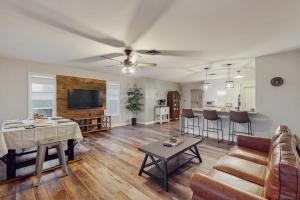 una sala de estar con un sofá y una mesa en Tempe Comfort Haven, en Tempe