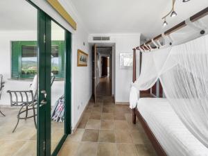 Ένα ή περισσότερα κρεβάτια σε δωμάτιο στο Sunny Rio Mar Escape With Balcony Beach n Pool