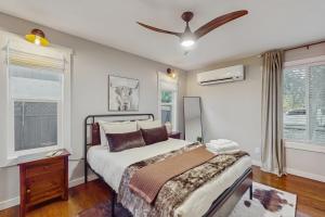 Un dormitorio con una cama y un ventilador de techo. en Tempe Comfort Haven, en Tempe 11 fotos más