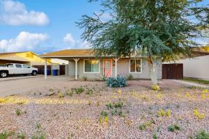 una casa con un árbol delante en Tempe Comfort Haven, en Tempe
