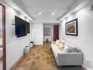 Μια τηλεόραση ή/και κέντρο ψυχαγωγίας στο Sunny Rio Mar Escape With Balcony Beach n Pool +13 φωτογραφίες