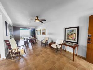 Μια τηλεόραση ή/και κέντρο ψυχαγωγίας στο Sunny Rio Mar Escape With Balcony Beach n Pool