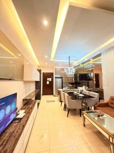 TV a/nebo společenská místnost v ubytování Dorsett Luxury KLCC by IHG