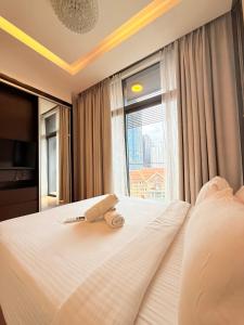 Postel nebo postele na pokoji v ubytování Dorsett Luxury KLCC by IHG