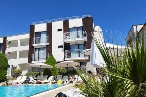 Πισίνα στο ή κοντά στο New Line Village Apartments