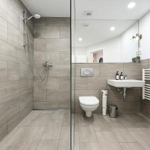 un bagno con doccia, WC e lavandino di Airport-Messe Apartments a Dusseldorf