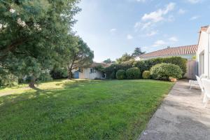 une cour avec des chaises et des arbres ainsi qu'une maison dans l'établissement Lenerie - 800m plage - Wifi - Parking, à Préfailles