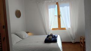 Un dormitorio con una cama y una ventana con una toalla. en Apartamento Natalia, en Arenal d'en Castell 17 fotos más