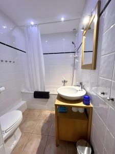 ein weißes Badezimmer mit Waschbecken und Toilette in der Unterkunft Gîte Bijou - Les Petites Écuries in Marseillette