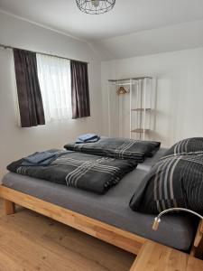 MichaelerbergSki und Wander Ferienhäuser Galsterberg-Blick Pruggern - Schladming-Dachstein的卧室里有两张并排的床