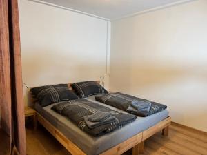 MichaelerbergSki und Wander Ferienhäuser Galsterberg-Blick Pruggern - Schladming-Dachstein的一张位于房间的床,上面有两个枕头