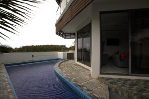 Πισίνα στο ή κοντά στο Serenity Cove - A Home Away From Home