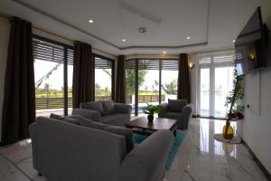 Μια τηλεόραση ή/και κέντρο ψυχαγωγίας στο Serenity Cove - A Home Away From Home