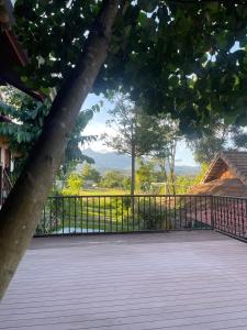 een zwarte ijzeren poort met uitzicht op een tuin bij Stay here at pai in Pai +11 foto's