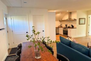 Η κουζίνα ή μικρή κουζίνα στο Mill Brook Retreat - Unit 2 +13 φωτογραφίες