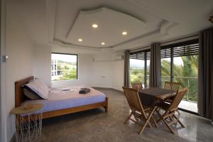 Ένα ή περισσότερα κρεβάτια σε δωμάτιο στο Serenity Cove - A Home Away From Home