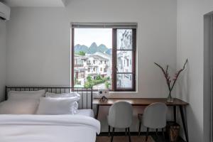 Ένα ή περισσότερα κρεβάτια σε δωμάτιο στο Guilin Reed Flute Cave LaVie Villa