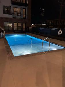 Πισίνα στο ή κοντά στο Prime Location mins from downtown with garage parking