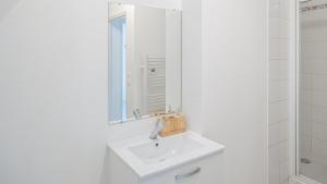 莱里塞L'Échappée Belle des Riceys - 6 pers的一间白色浴室，配有洗手池和镜子。 更多20张照片