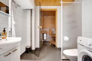 Et badeværelse på Arctic City Haven By Lapland Host