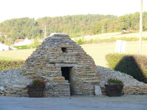 莱里塞L'Échappée Belle des Riceys - 6 pers的一个石炉，里面有两盆盆栽