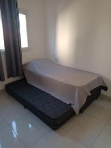 a bed sitting in a room with a window at Monoambiente centrico in Santiago del Estero