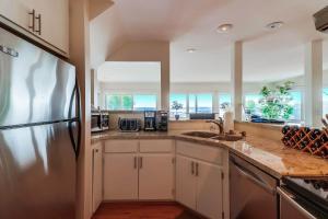 une cuisine avec des armoires blanches et un réfrigérateur en acier inoxydable dans l'établissement Best Value in SD $1M Views; Great Location; WD, à San Diego
