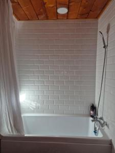 Ένα μπάνιο στο VIA AURUM Modern-rustic guesthouse in Transylvania +4 φωτογραφίες