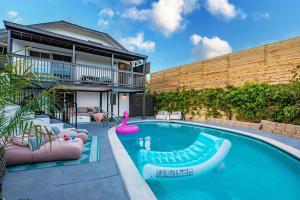 une piscine devant une maison dans l'établissement NEW Amazing Paradiso Urbano – POOL;SPA;GAMEROOM, à San Diego