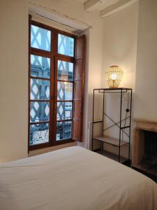 勒芒Majestueux Bouquet的一间卧室，里面有一张床和一扇窗户。