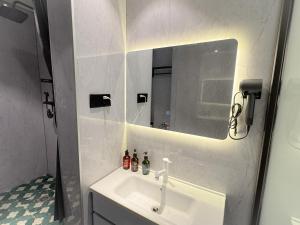 Ένα μπάνιο στο Guilin Reed Flute Cave LaVie Villa +61 φωτογραφίες