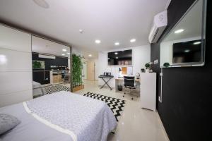 een slaapkamer met een wit bed en een keuken bij Villa Laura, Central Spacious Oasis with Private Pool in Willemstad