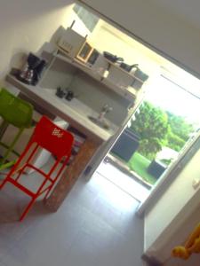 Kuchyň nebo kuchyňský kout v ubytování Studio avec sa terrasse et son jardinet dans un écrin de verdure