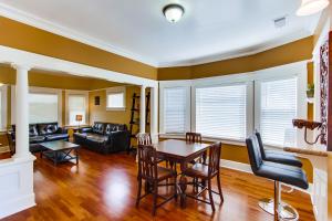 un salon avec une table et un canapé dans l'établissement Amazing Urban Oasis - Close to Everything, à San Diego