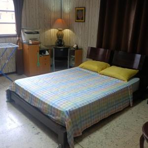 une chambre avec un lit avec des oreillers jaunes dessus dans l'établissement Backpack Cabin A12892, à Oranjestad