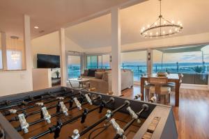 un salon avec une table de billard et un canapé dans l'établissement Hilltop Hacienda – Private Villa Panoramic Views, à San Diego