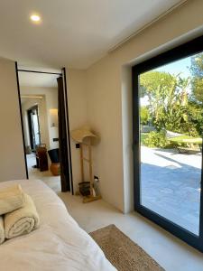 Postel nebo postele na pokoji v ubytování Modern Bungalow in Lush Garden - Aroeira