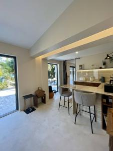 Kuchyň nebo kuchyňský kout v ubytování Modern Bungalow in Lush Garden - Aroeira