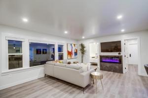 un salon blanc avec un canapé et une télévision dans l'établissement Lux Escape 1: Views Hot Tub Games Safari Tent, à San Diego