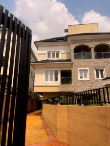 una casa con una valla negra delante en The Yellow Throw House, en Maryland