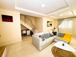 una sala de estar con un sofá y una mesa en The Yellow Throw House, en Maryland