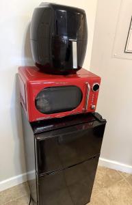 eine rote Mikrowelle, die auf einem Ständer steht in der Unterkunft Relaxation Suite Jiminy-Must See Sleeps 4 in Hancock