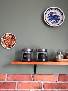 tre piatti e ciotole su uno scaffale a muro di Przystanek Gałkowo a Gałkowo Altre 70 foto